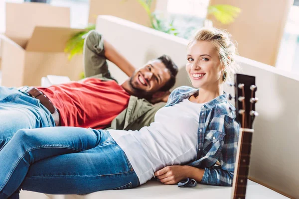 Pareja descansando en nueva casa — Foto de Stock