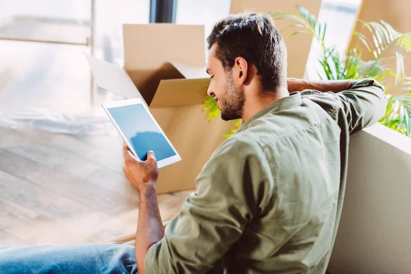 Homme utilisant une tablette numérique — Photo