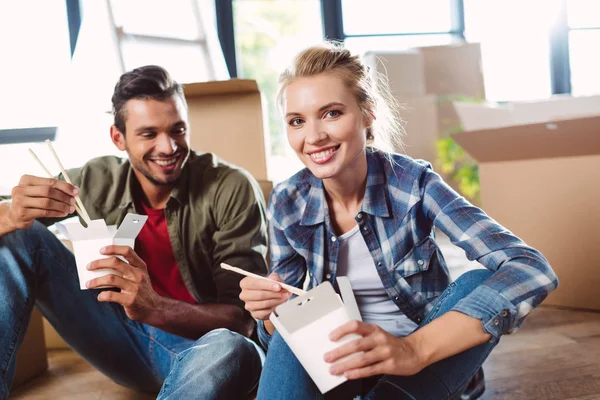 Paar eten in het nieuwe huis — Stockfoto