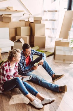 Genç çift para sayma