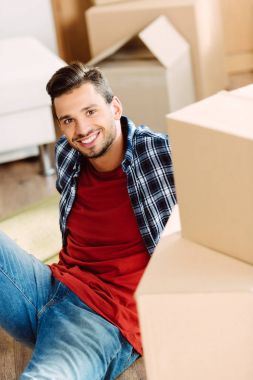 Karton kutular adamla