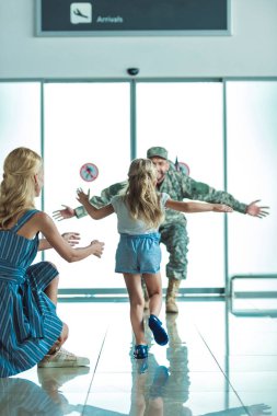 mutlu çocuk babası askeri üniforma içinde için çalıştırıyor