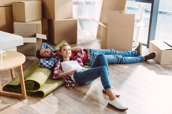 Casal descansando na nova casa — Fotografia de Stock