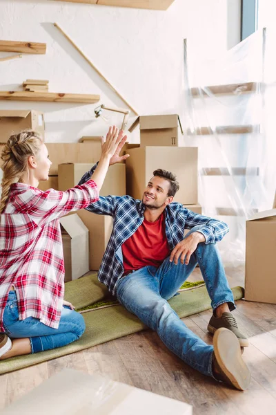 Pasangan bahagia di rumah baru — Stok Foto