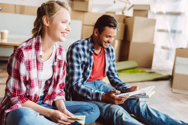 Pareja joven contando dinero — Foto de Stock