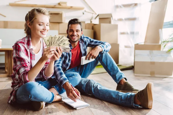 Pareja joven contando dinero —  Fotos de Stock