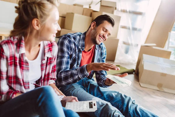 Genç çift para sayma