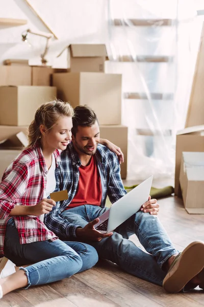 Dizüstü bilgisayarı ve kredi kartı olan çift