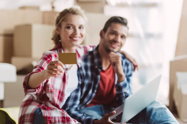 Pareja con laptop y tarjeta de crédito —  Fotos de Stock