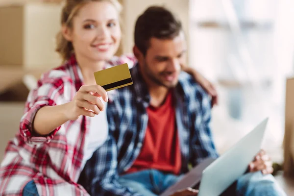 Paar mit Laptop und Kreditkarte — Stockfoto