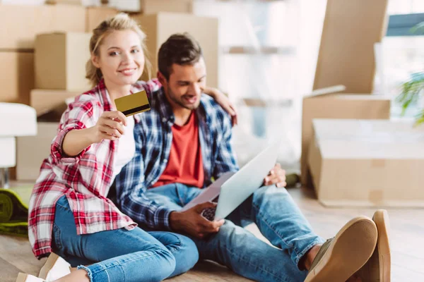 Pareja con laptop y tarjeta de crédito — Foto de Stock