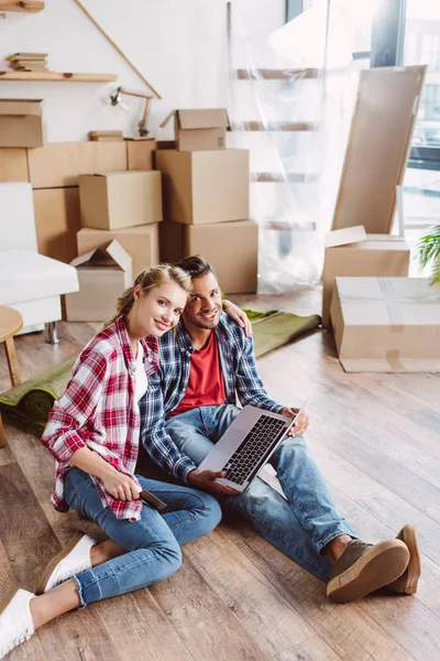 Pareja usando portátil — Foto de Stock