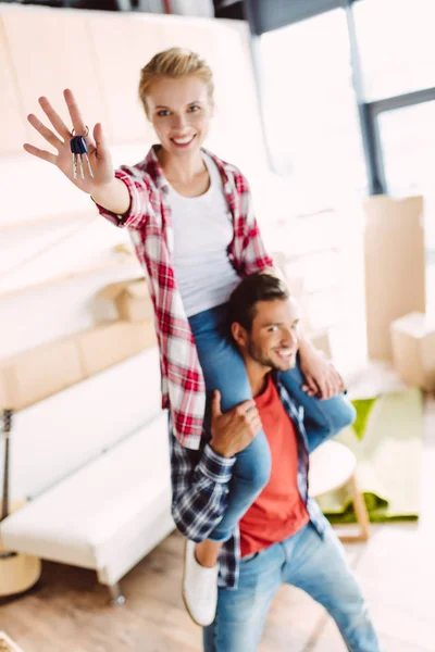 Couple with keys in new house — Stock Photo, Image