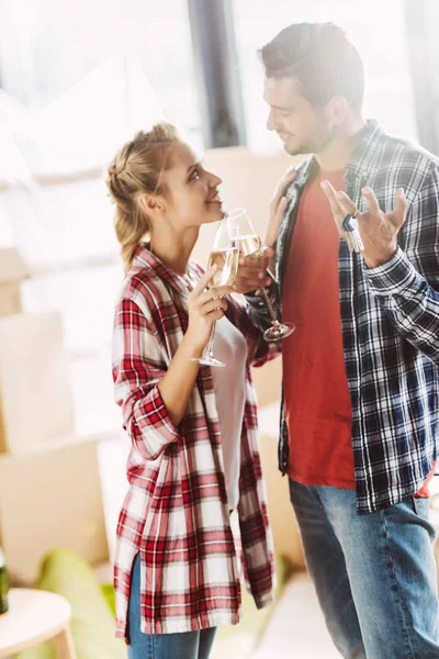 Pasangan minum sampanye di rumah baru — Stok Foto