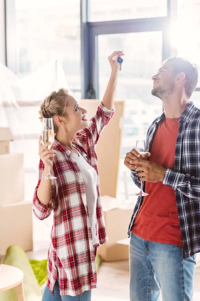 Coppia bere champagne in casa nuova — Foto Stock