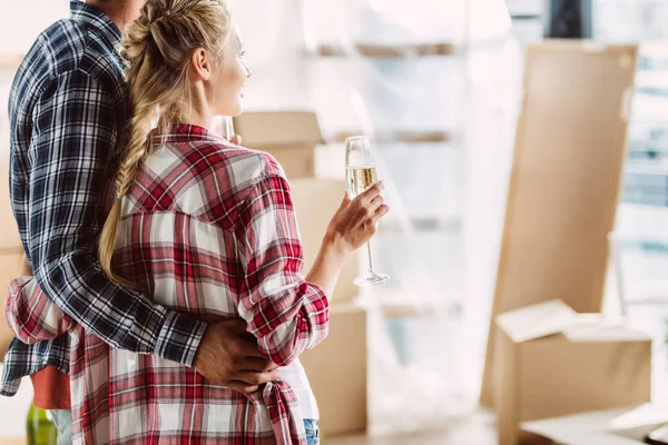 Pareja bebiendo champán en nueva casa — Foto de Stock