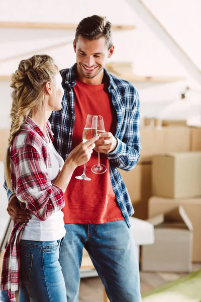 Paar champagne drinken in nieuwe huis — Stockfoto