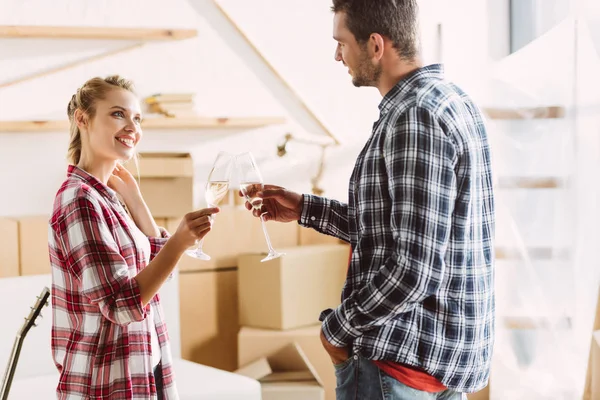 Pareja bebiendo champán en nueva casa —  Fotos de Stock