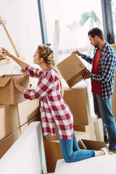 Paar bewegen in nieuwe huis — Stockfoto