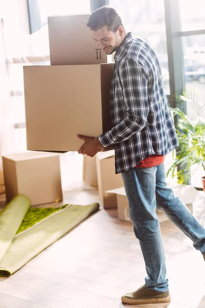 Homme avec boîtes en carton — Photo