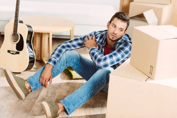 Karton kutular adamla