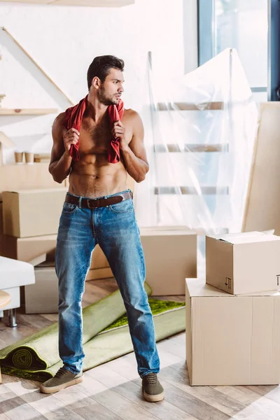 Gömleksiz adam yeni evin içinde hareket — Stok fotoğraf