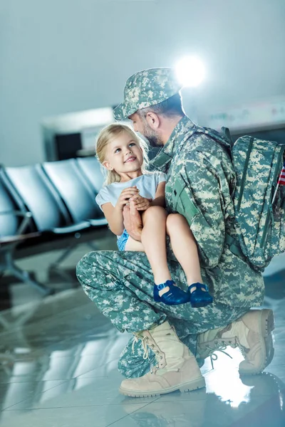 Filha encontrando pai no aeroporto — Fotos gratuitas