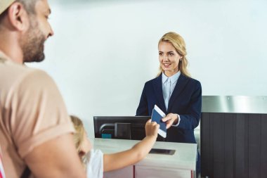 çocuk veren pasaport personel