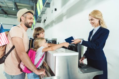 Check-in Resepsiyon Havaalanı'nda aile