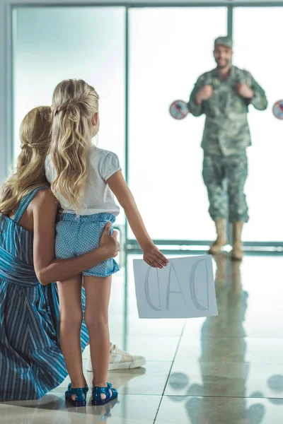 Madre e hija conociendo a padre en el aeropuerto — Foto de Stock