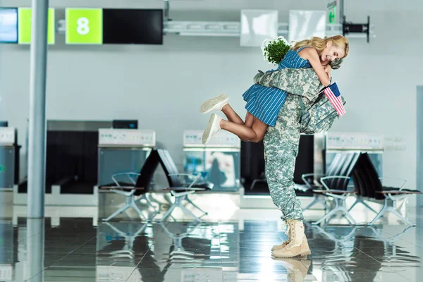 Vrouw vergadering soldaat op luchthaven — Stockfoto