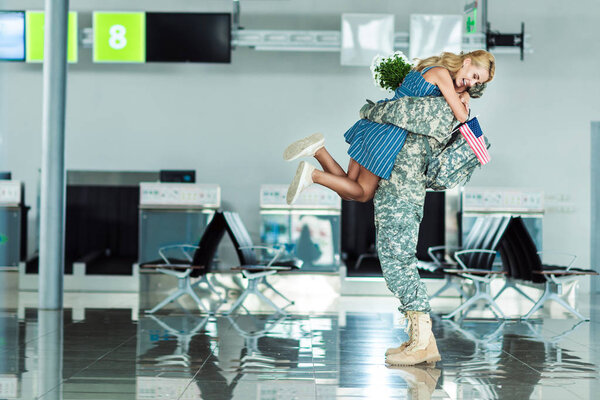 жена встречает солдата в аэропорту
