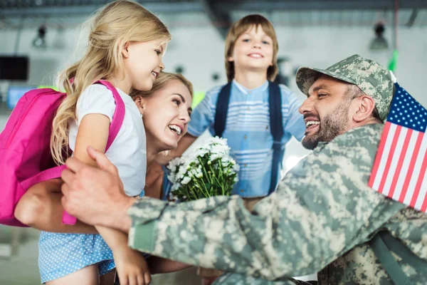 Familie und Mann in Militäruniform — Stockfoto