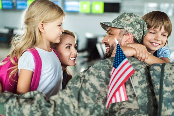 Family and man in military uniform — Stock Photo, Image