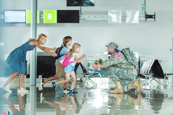 Familia encuentro padre en uniforme militar — Foto de Stock