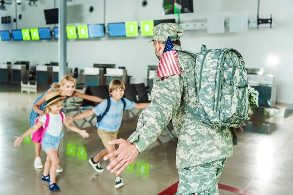 Familia encuentro padre en uniforme militar — Foto de Stock