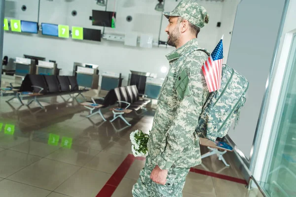 Soldier with bouquet of flowers — Stock Photo, Image