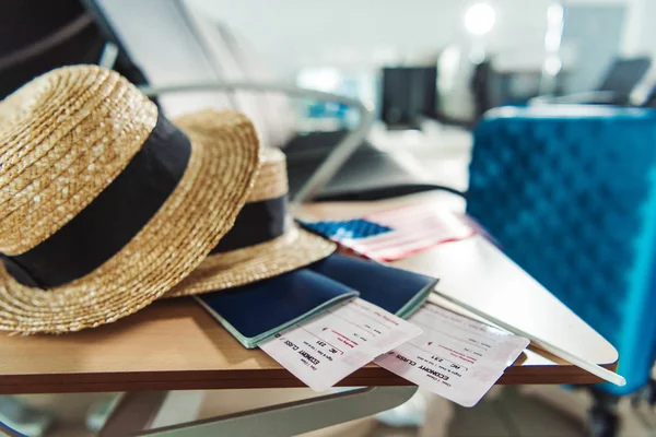 Attrezzatura da viaggio sulla sedia in aeroporto — Foto Stock