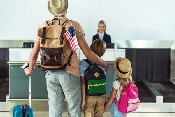 Familia va a comprobar en el escritorio — Foto de Stock