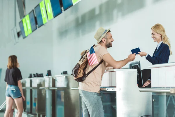 Ο άνθρωπος στο check-in στο γκισέ αεροδρομίου — Φωτογραφία Αρχείου