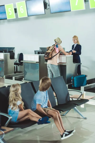 Man at check in desk at airport — Free Stock Photo