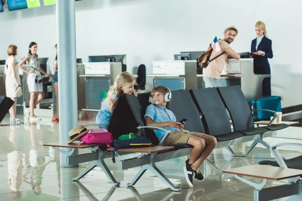 Niños en el aeropuerto — Foto de Stock