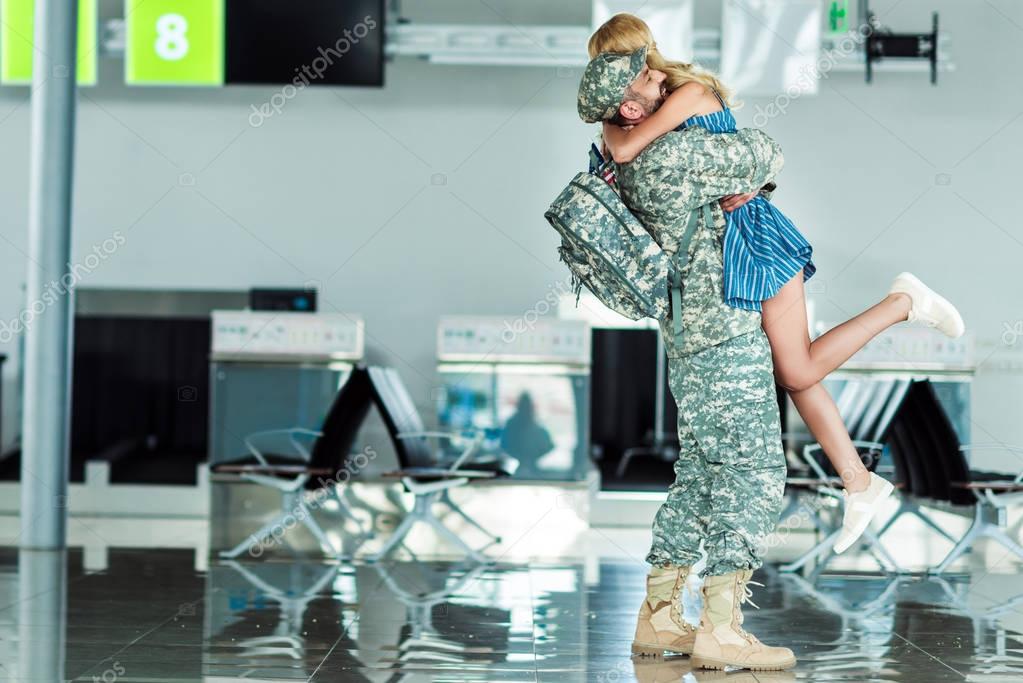 Парень и девушка в аэропорту. Встреча парня и девушки. Встреча в аэропорту с цветами. Букет для встречи в аэропорту. Встреча в аэропорту с цветами.