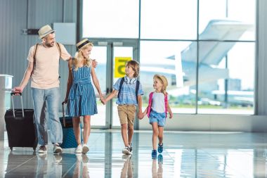 Havaalanında yürüyüş aile