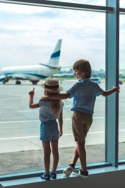 kids looking out window in airport clipart