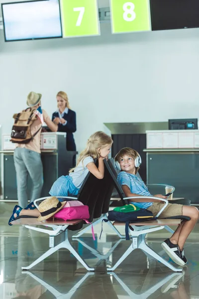Kids at airport — Stock Photo, Image