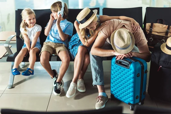 Сім'я чекає на посадку в аеропорту — стокове фото