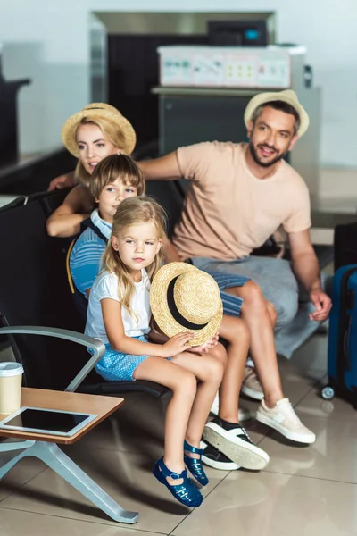 Сім'я в аеропорту — стокове фото
