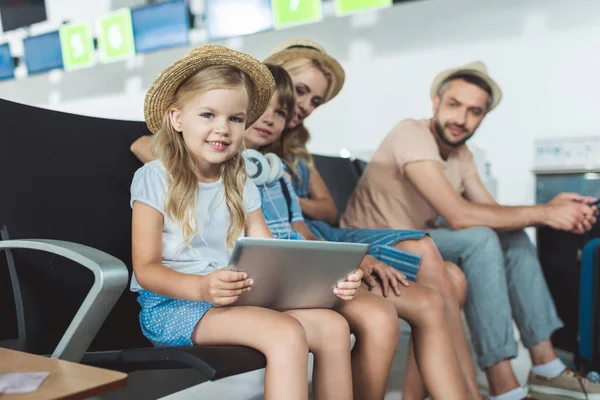 Enfant avec tablette à l'aéroport — Photo