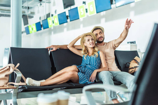 пара, ожидающая посадку в аэропорту
